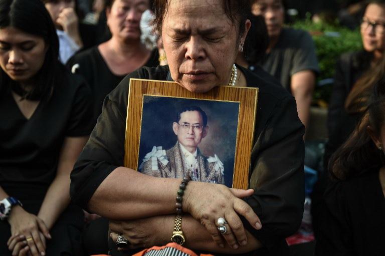 Deuil national portrait du Roi de Thailande Bhumibol Adulyadej