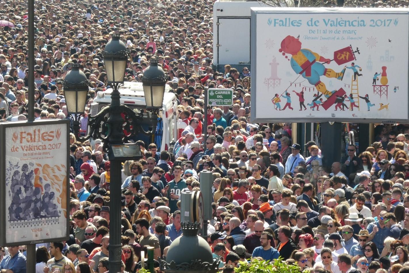 La foule massée pour la mascletà plaza del ayuntamiento