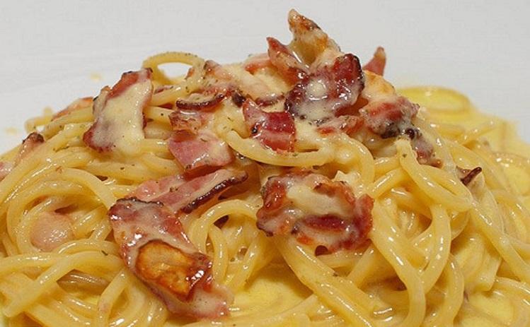 un plat de pâtes à la carbonara