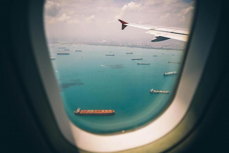 Vue de la baie de Jakarta depuis le hublot d'un avion