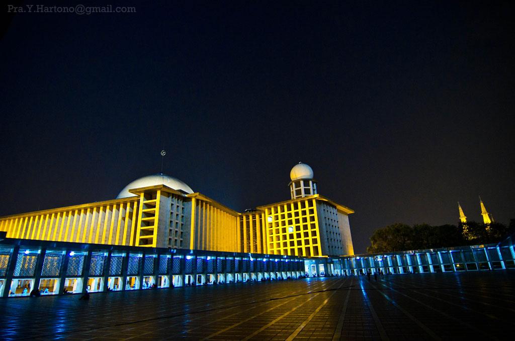 Vue de nuit de la mosquée de Jakarta