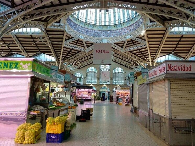 le marché central, quelques instants avant l'ouverture