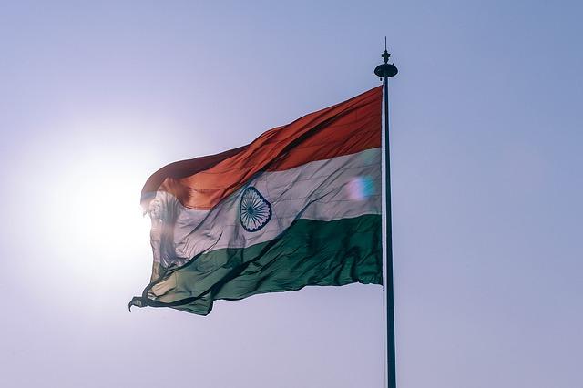 Le drapeau indien flottant au vent