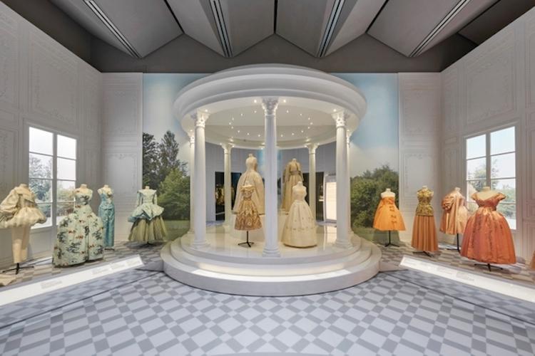 Londres rend hommage Christian Dior Victoria & Albert Museum exposition couturier 