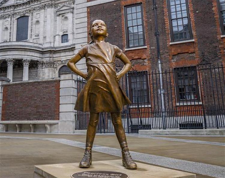 Kristen Visbal statue bronze City bank affaires journée femme Londres