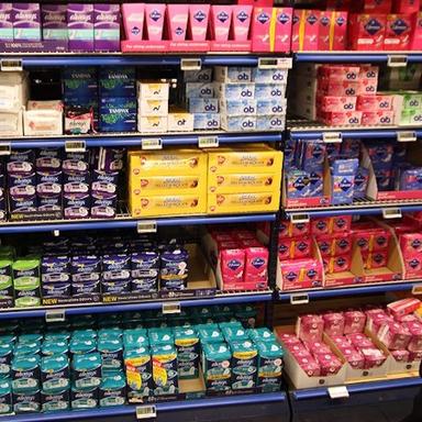 tampons et serviettes gratuites dans écoles anglaises règles