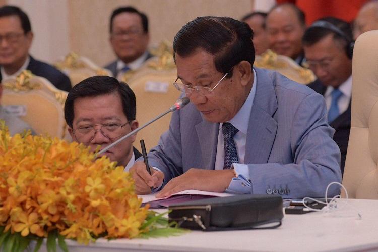 hun_sen_signature_navire_generateur