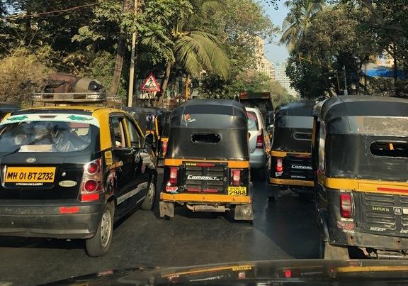 Des autorickshaws dans une rue de Mumbai