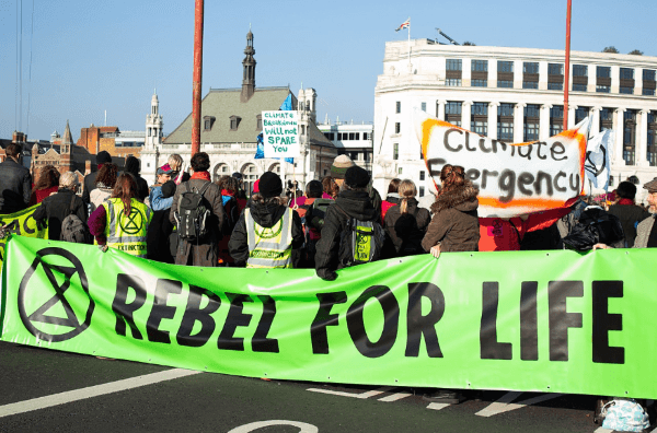 XR Extinction Rebellion 113 110 arrestations manifestants climat routes bloquées Londres circulation police britannique Royaume-Uni urgence climatique climat  