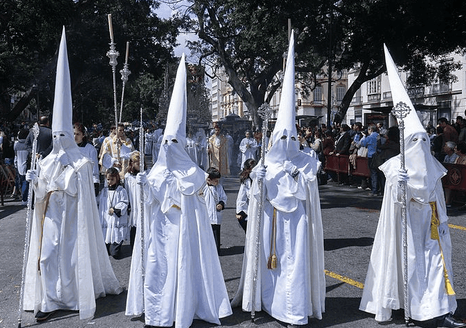 nazarenos pendant la semaine sainte en Espagne