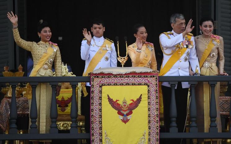 Famille-royale-Thailande-couronnement