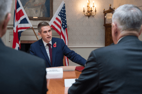 Gavin Williamson ministre défense limogé Theresa May Huawei fuites réseau 5G espionnage Etats-Unis Royaume-Unis chinois Chine