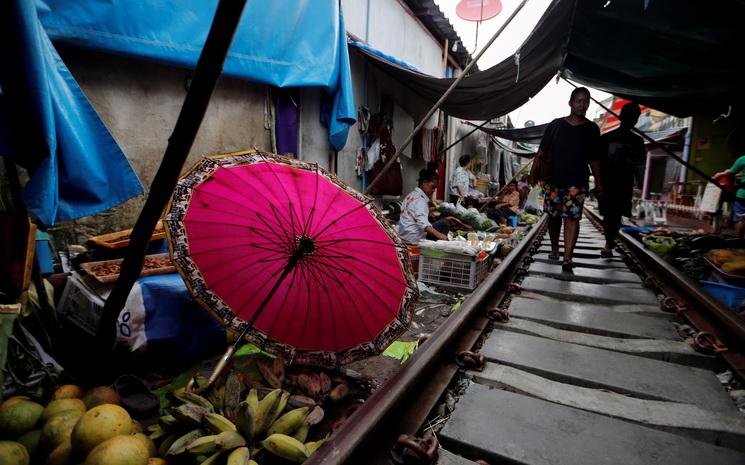 Train-marche-Thailande