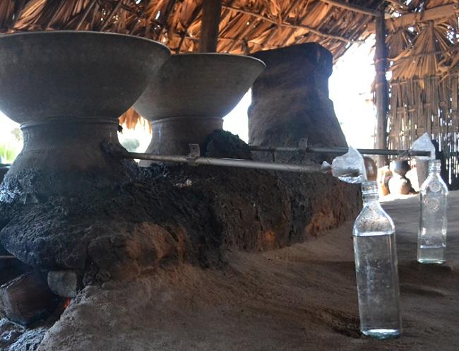 distillation alcool de palme en Birmanie