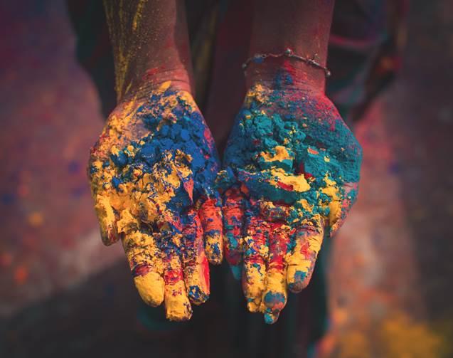 mains tâchées des couleurs de Holi