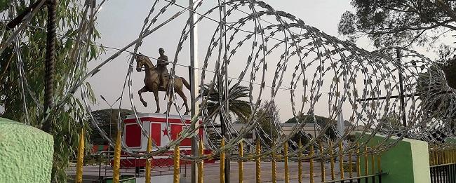 A Loikaw, la statue d'Aung San protegee contre les habitants en BIrmanie