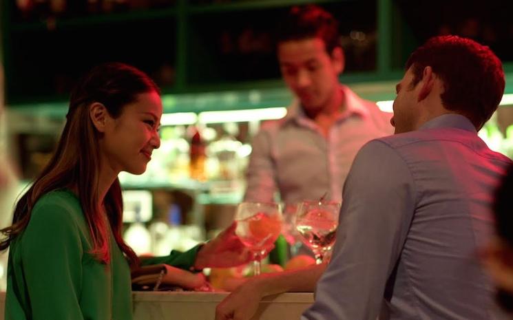 Personnes dans un bar à Hong Kong