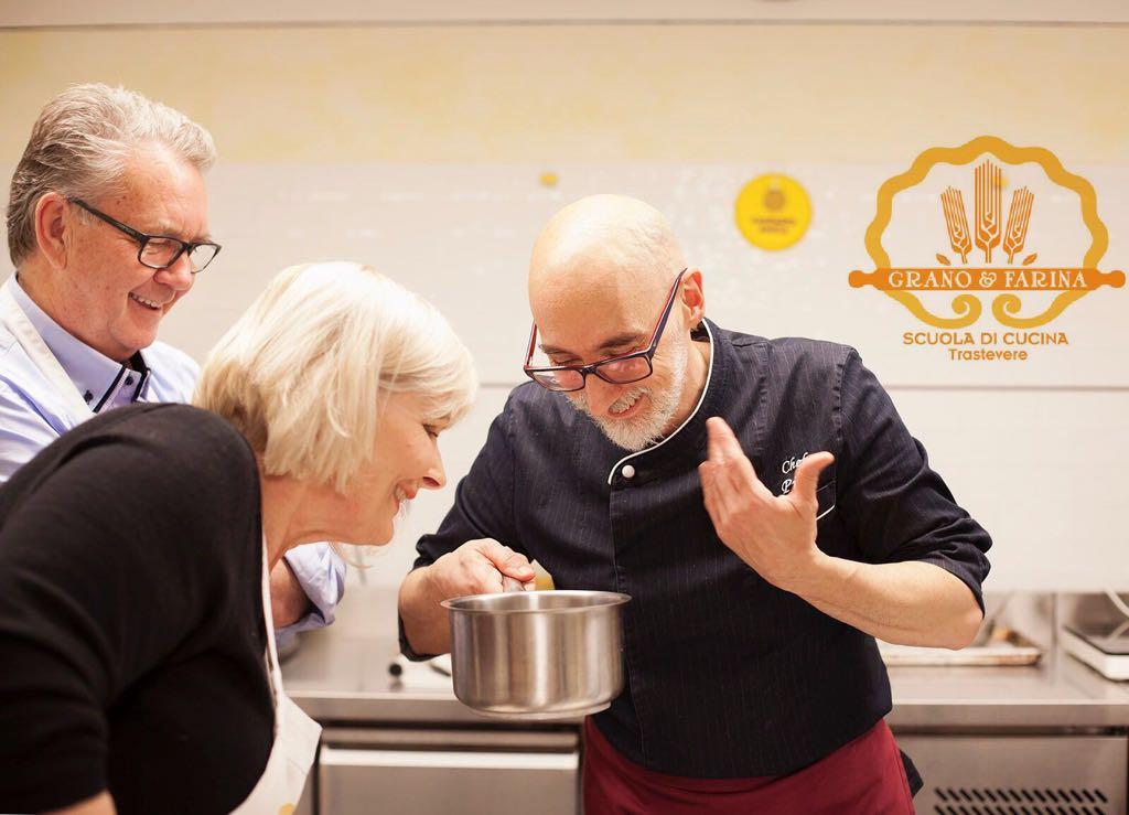 Pino et Giulia en train de cuisiner des sauces