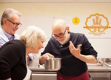 Pino et Giulia en train de cuisiner des sauces