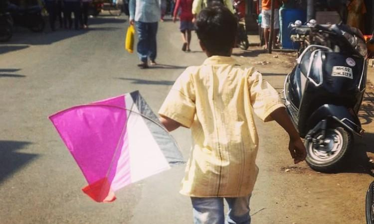 un jeune garçon et son cerf-volant pendant Makar Sankranti