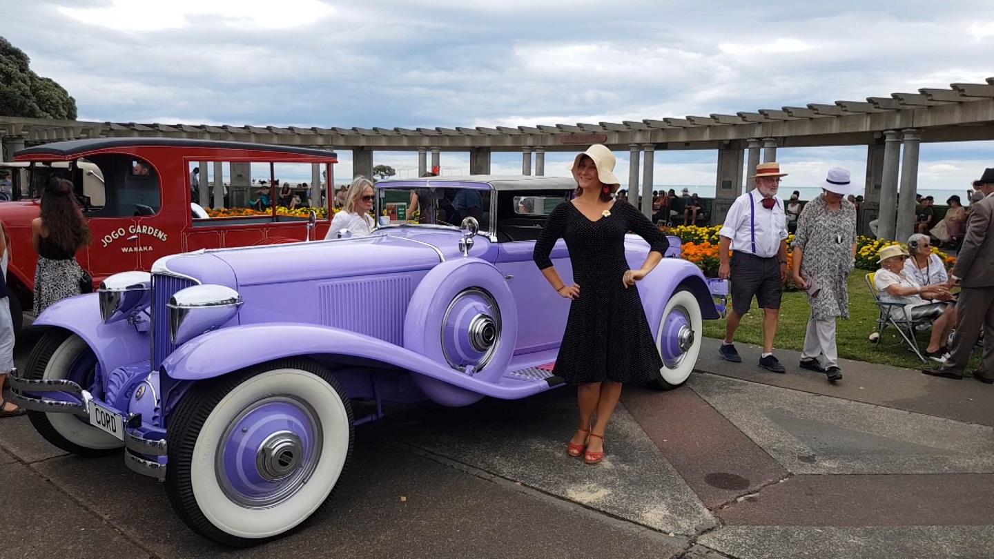 Defilé de 300 automobiles datant d'avant 1945 au Festival Art Deco