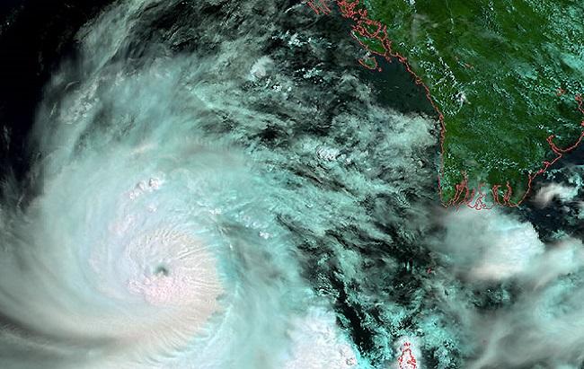 Le cyclone Nargis arrivant sur la BIrmanie (pointillés rouges en haut à droite) en mai 2008