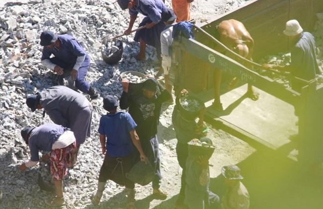 Des prisonniers condamnés aux travaux forcés en Birmanie