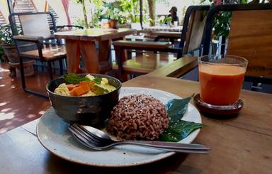 De nombreux restaurants à Chiang Mai proposent un menu entièrement végétarien, comme à Samata où il est possible de manger un curry vert au tempeh.