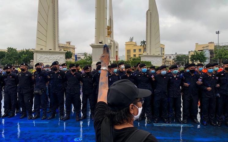 Manif-Thailande-jour-Bhumibol