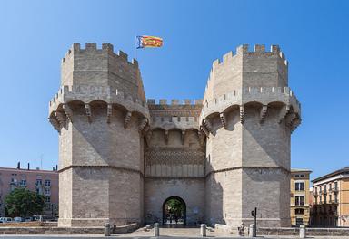 Un chateau fort avec deux tours et le ciel bleu à Valence