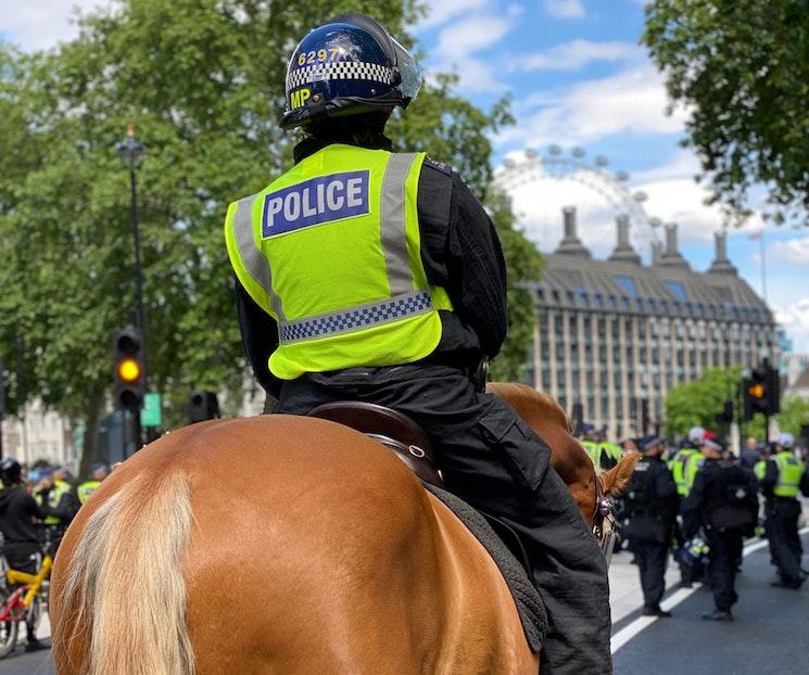 police cheval montée paris londres