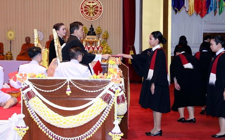 Remise de diplome par le roi de Thailande