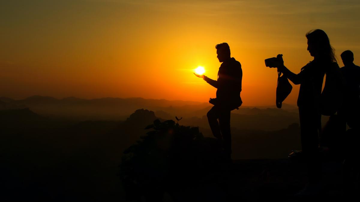 Des personnes au coucher du soleil en Inde