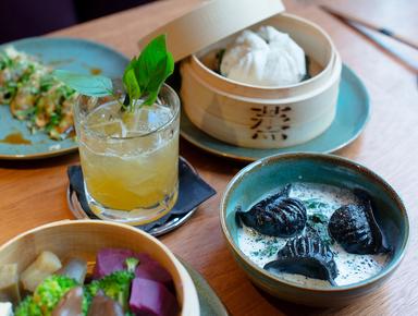 Un plat asiatique dans un restaurant à Paris