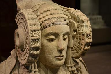 le visage d'une femme taillé dans une pierre