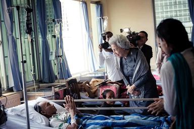 la Reine Mère du Cambodge visitant des malades