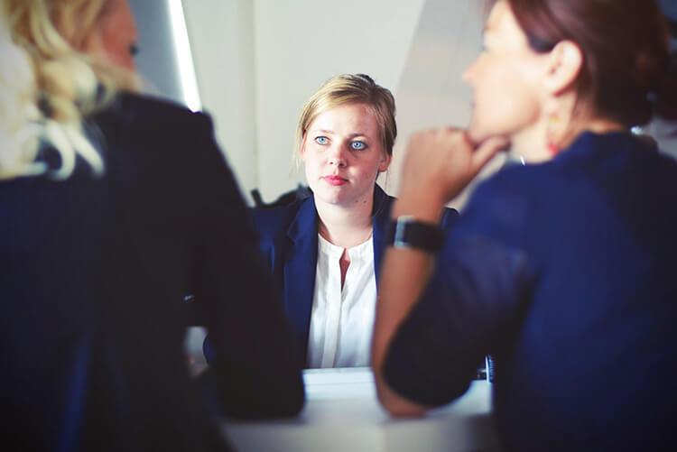 jeune femme arbitrant un différend entre deux partenaires