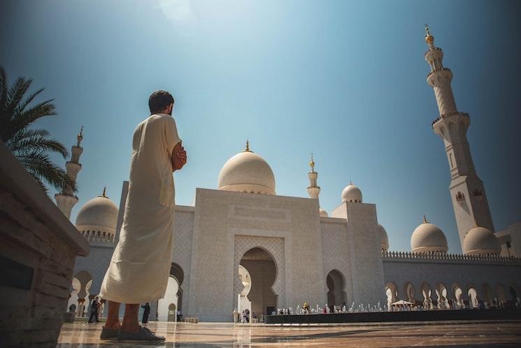 Un fidèle dans une mosquée pendant les célébrations du Ramadan 2021