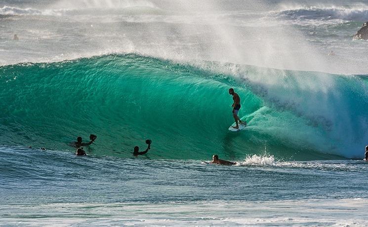 Surfeur surfant la vague à Sydney