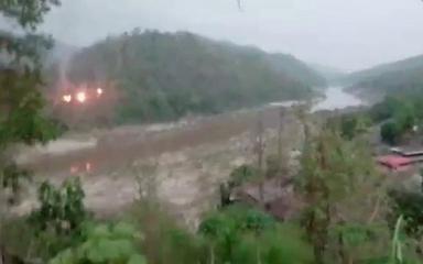 Des incendies sur une colline en Birmanie lors d'affrontements entre rebelles et l'armee