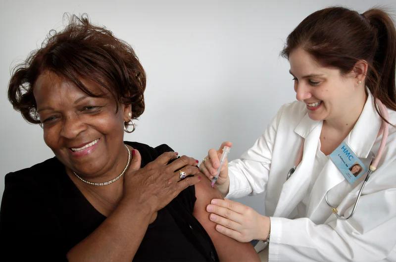 Une femme se fait vacciner au Royaume-Uni