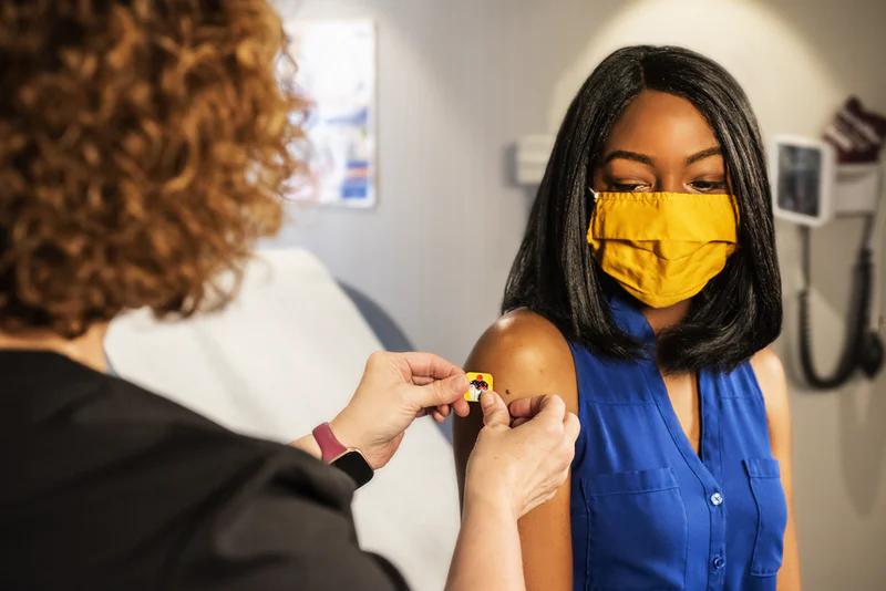 Une femme se fait vacciner au Royaume-Uni