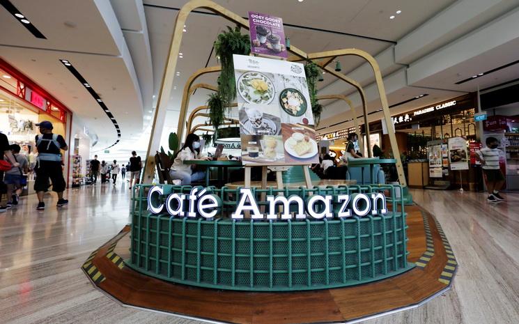 Un Cafe Amazon dans l'aéroport Jewel Changi de Singapour