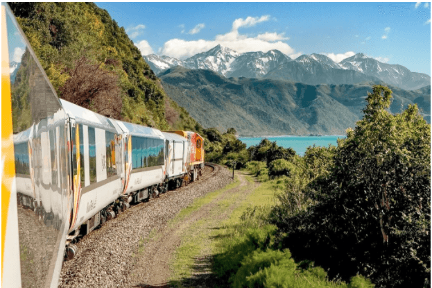 Train qui parcourt les paysages de Nouvelle-Zélande