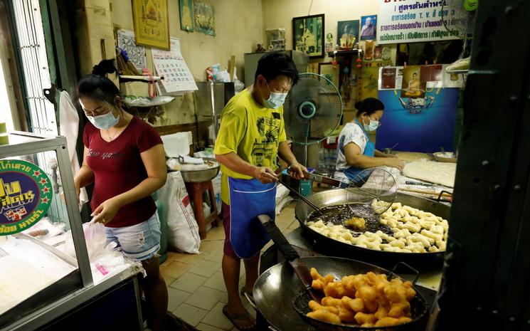 Des cuisiniers travaillant dans un restaurant en Thaïlande