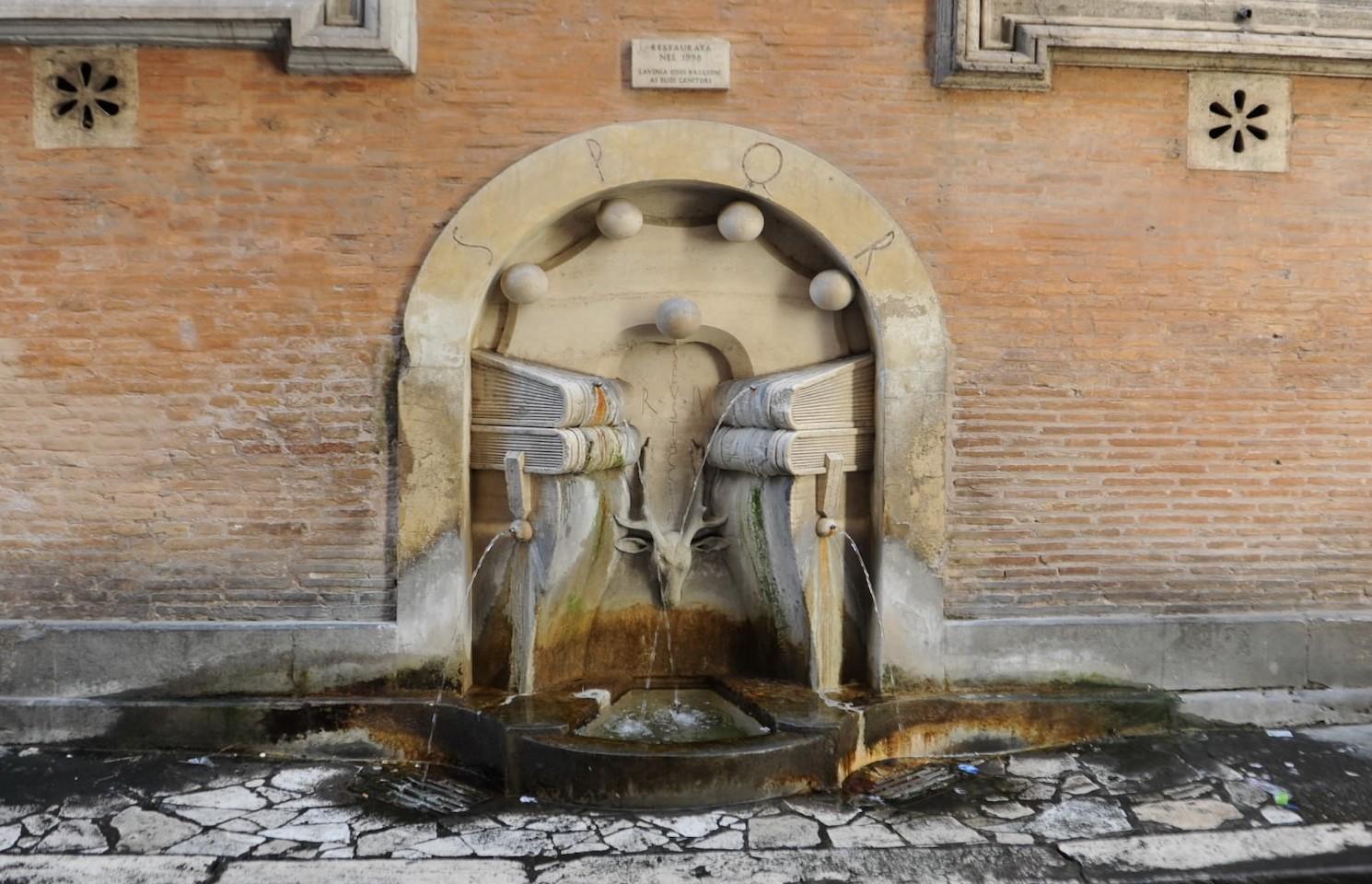 Fontaine aux livres rome