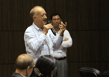 Jean Michel Filippi donnant une conférence