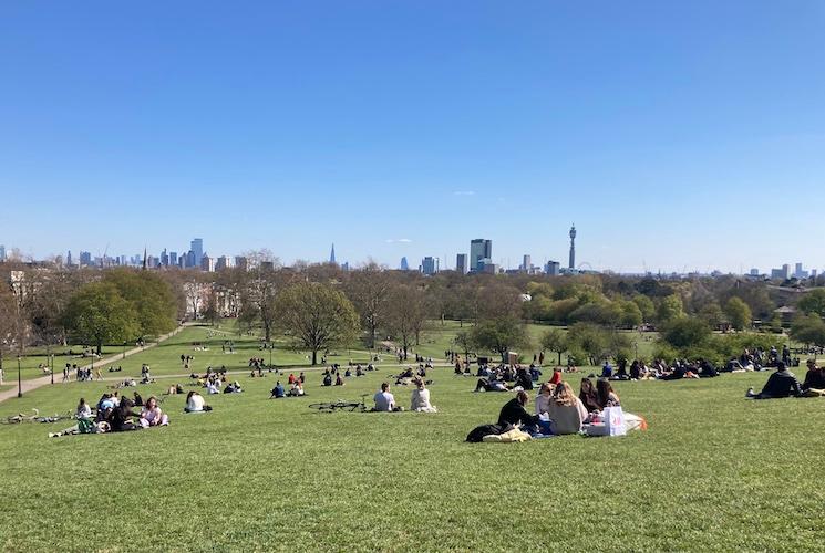 Des gens en train de pique-niquer dans un parc de Londres