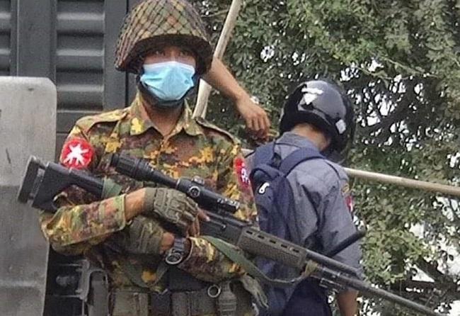 Police soldat affrontement Hakha Kawkareik Birmanie