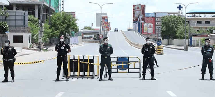 Policiers à un barrage pour le confinement de Phnom Penh